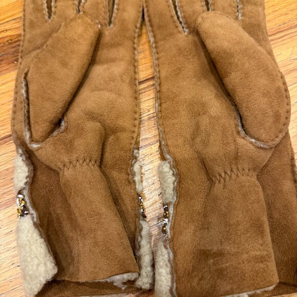 UGG Sheepskin Genuine Shearling  Size M. NWT - Picture 2 of 2